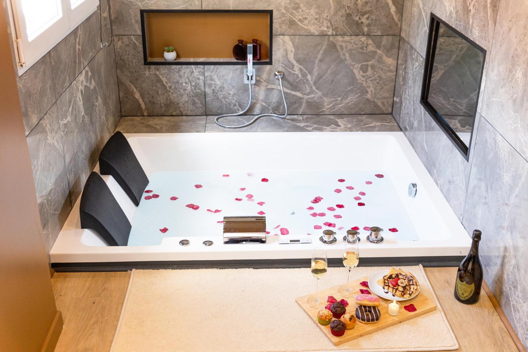 Relax House & - *